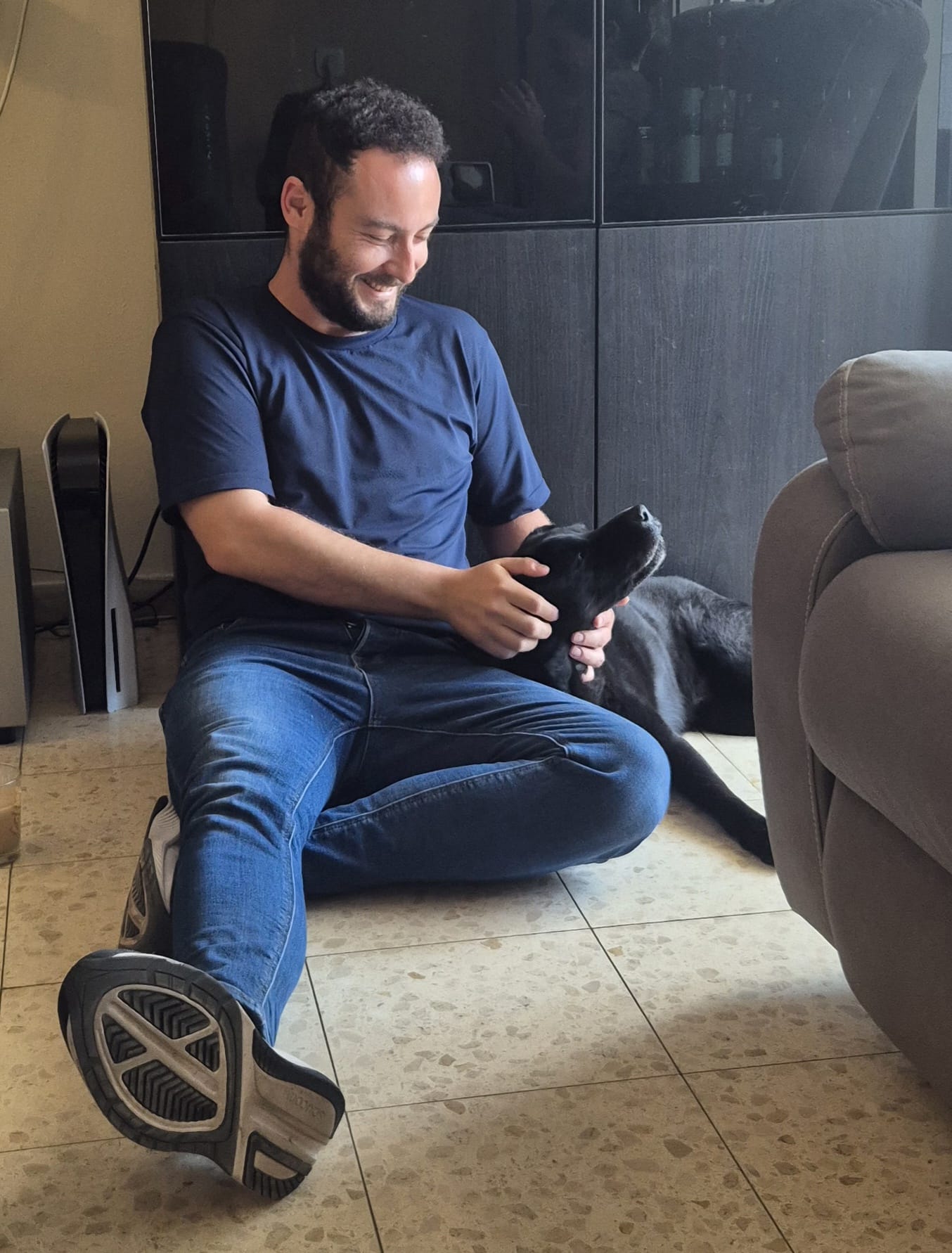 דוגסיטר שומר על כלב בבית